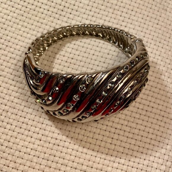 Oversized silver pave statement bracelet - Picture 9 of 13